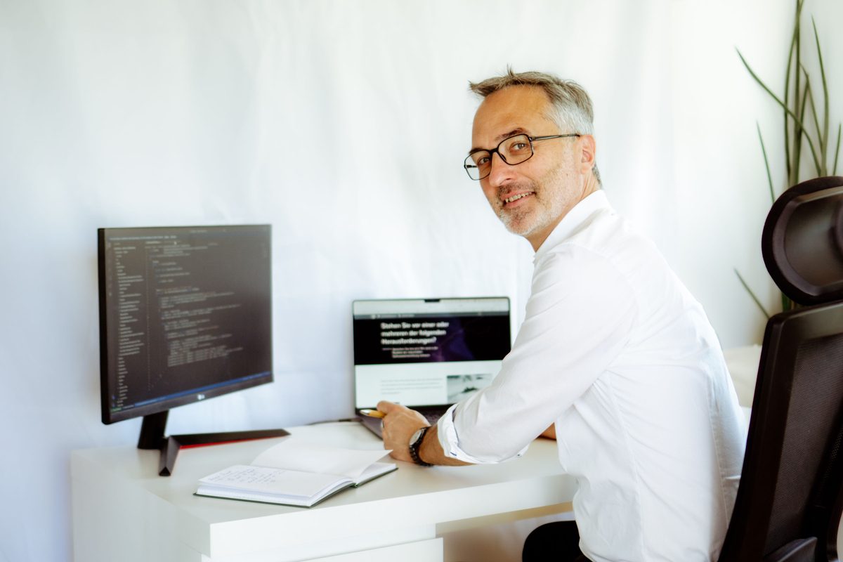 Markus Jostock bei der Arbeit am Schreibtisch